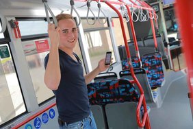 Die 30 neuen Busse der NEW sind alle mit kostenlosem WLAN ausgestattet. Ein mobiler LTE-Zugangspunkt im Bus sorgt dafür, dass die Fahrgäste mit ihrem Smartphone, Tablet oder Notebook im Netz surfen können.