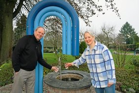 Detlef Schumacher, Geschäftsführer der NEW NiederrheinWasser GmbH, und Annely Finger, Abteilungsleiterin Wasserwerke, freuen sich über das erhaltene Zertifikat.