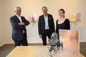 Dr. Paul Schrömbges, Erster Beigeordneter der Stadt Viersen, und Ralf Poll, Geschäftsführer der NEW Viersen GmbH, freuen sich gemeinsam mit Anna Mirbach über die gelungene Kunstgenerator-Abschlussausstellung. 
